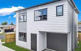 Family Holiday Home Papakura - 175